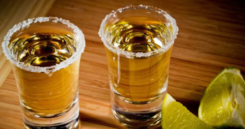 bicchieri con tequila e mariachi