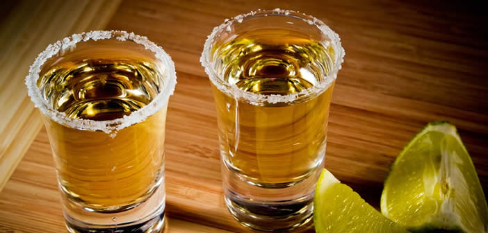 bicchieri con tequila e mariachi